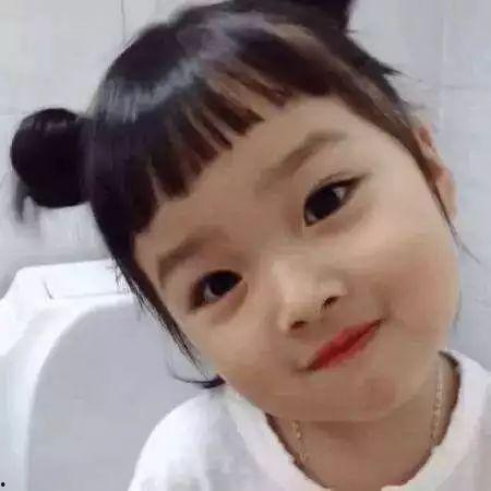 河南网红小女孩吃瓜视频,萌态可掬引网友热议