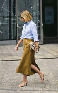 蓝色衣服吃瓜街拍视频,蓝色衣装与吃瓜群众的趣味街拍