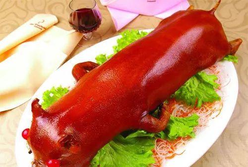 白冰吃瓜烤乳猪视频,趣味烹饪视频引网友热议